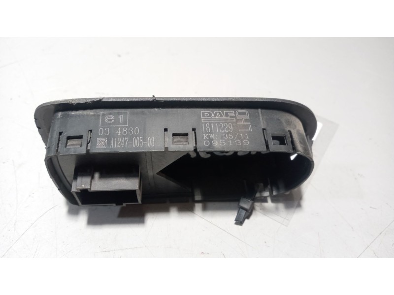 Recambio de mando elevalunas delantero derecho para daf serie xf105.xxx 12.9 diesel referencia OEM IAM 1811229  