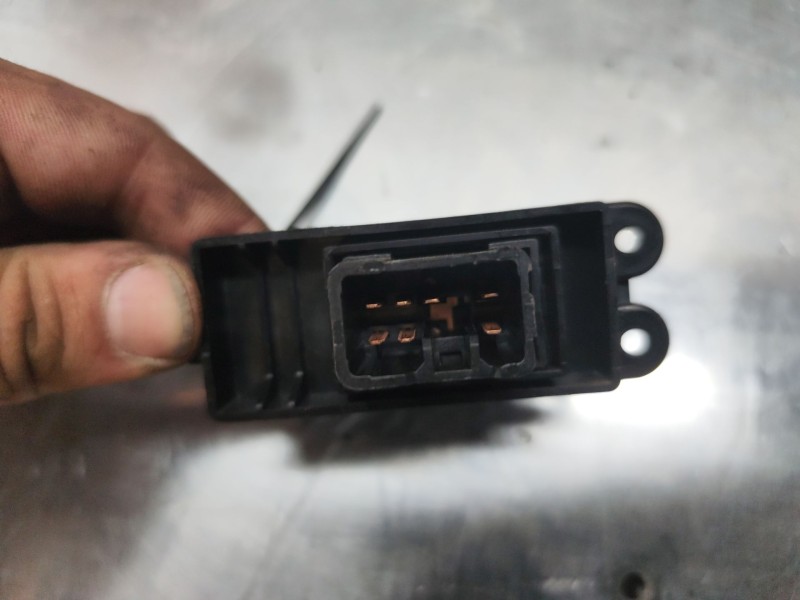 Recambio de mando elevalunas trasero izquierdo para hyundai i30 (fd) 1.6 crdi referencia OEM IAM   