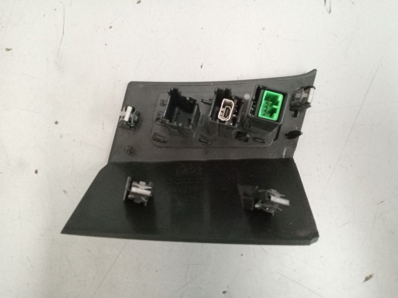 Recambio de conector usb / aux para volvo fh xxx referencia OEM IAM 20554486  