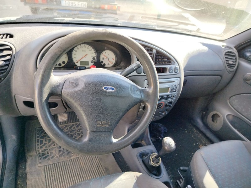 ford fiesta berlina (dx) del año 2002