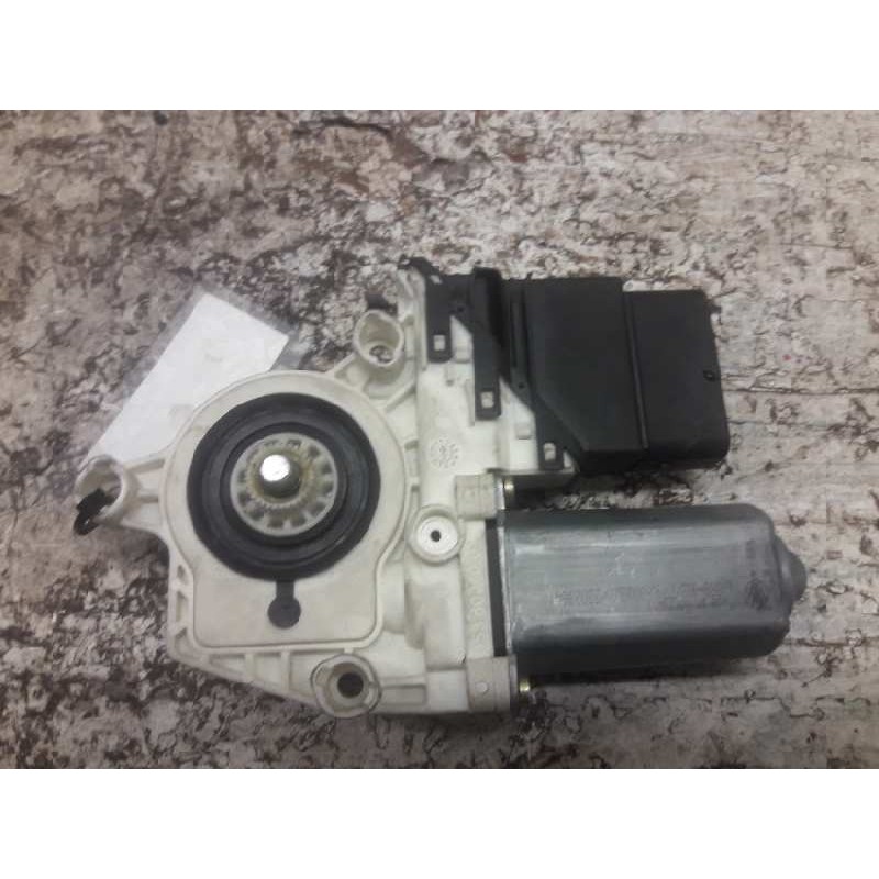 Recambio de motor elevalunas trasero derecho para volkswagen golf iv berlina (1j1) conceptline referencia OEM IAM 9776105407301 