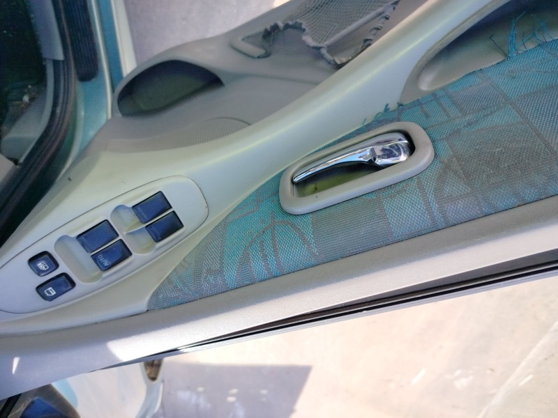 nissan almera tino (v10m) del año 2001