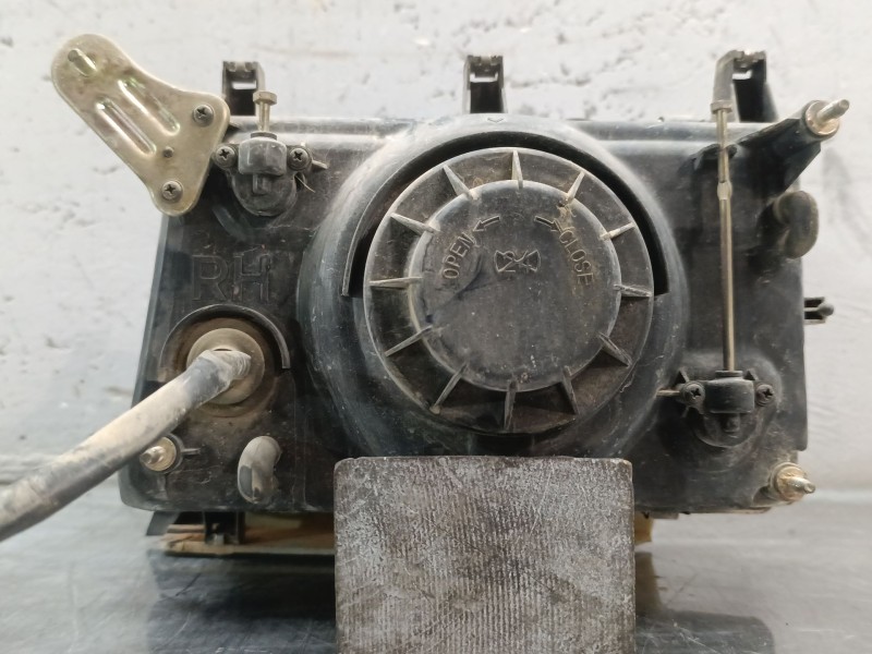 Recambio de faro izquierdo para ssangyong family 2.5 d referencia OEM IAM   