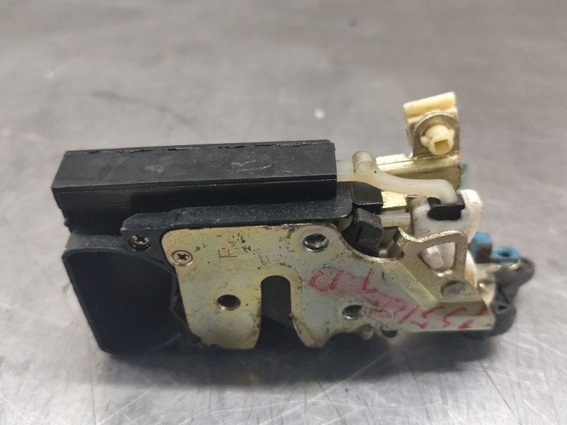 Recambio de cerradura puerta trasera derecha para daewoo nubira berlina 2.0 cat referencia OEM IAM   