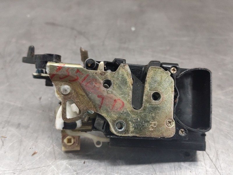 Recambio de cerradura puerta trasera derecha para daewoo nubira berlina 2.0 cat referencia OEM IAM   