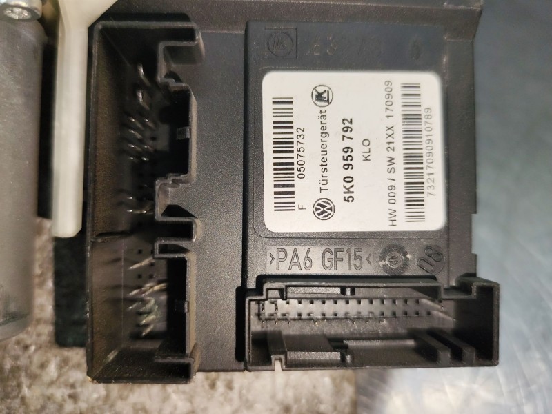 Recambio de motor elevalunas delantero derecho para volkswagen golf vi (5k1) 2.0 tdi referencia OEM IAM 5K0959792  