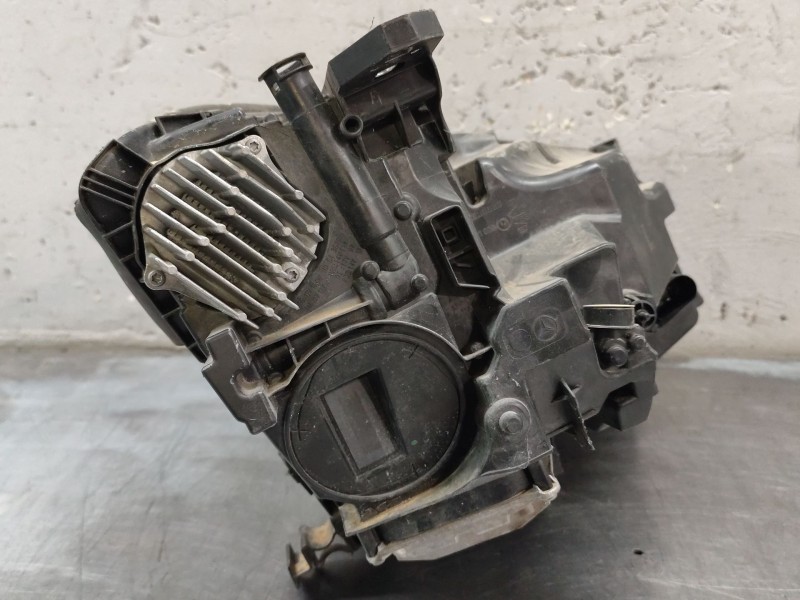 Recambio de faro izquierdo para mercedes-benz clase gla (x156) gla 200 (156.943) referencia OEM IAM A1569066900  