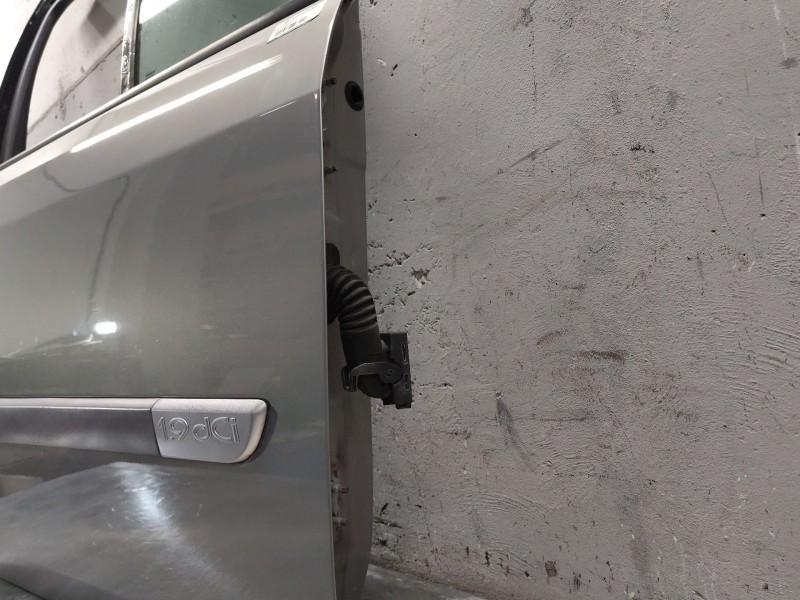 Recambio de puerta delantera derecha para renault scenic ii grand confort dynamique referencia OEM IAM   