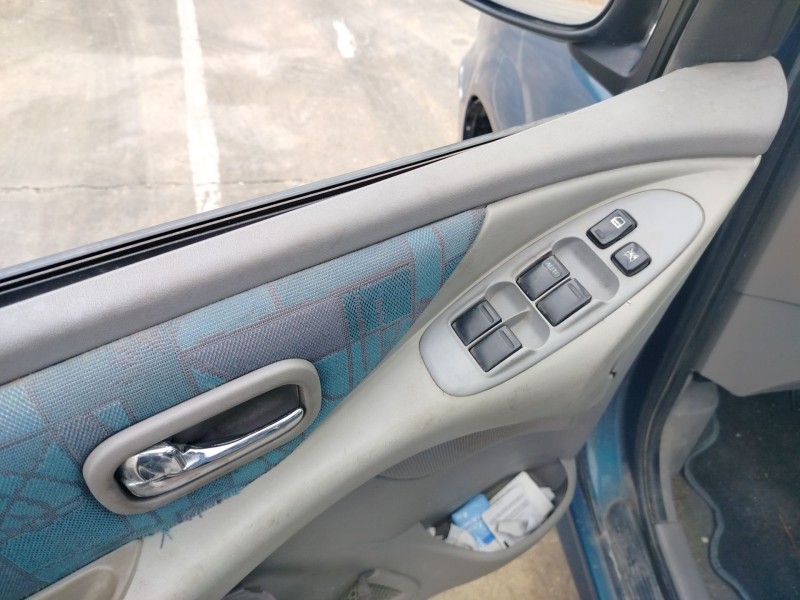 nissan almera tino (v10m) del año 2002