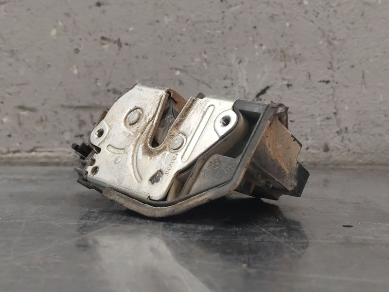 Recambio de cerradura puerta delantera derecha para bmw serie 1 berlina (e81/e87) 120d referencia OEM IAM 7167068  