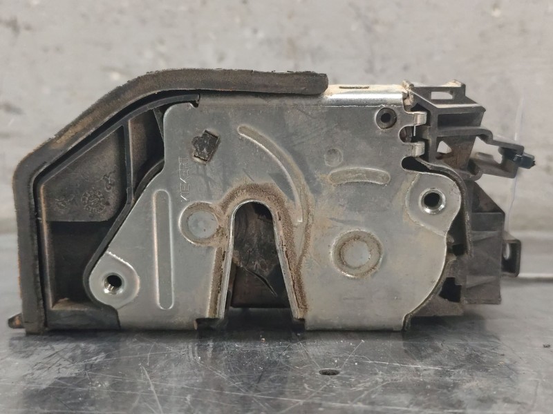 Recambio de cerradura puerta delantera derecha para bmw serie 1 berlina (e81/e87) 120d referencia OEM IAM 7167068  