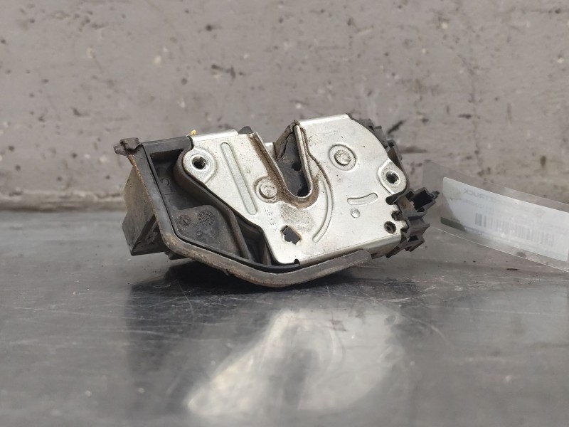 Recambio de cerradura puerta delantera izquierda para bmw serie 1 berlina (e81/e87) 120d referencia OEM IAM 7167077  