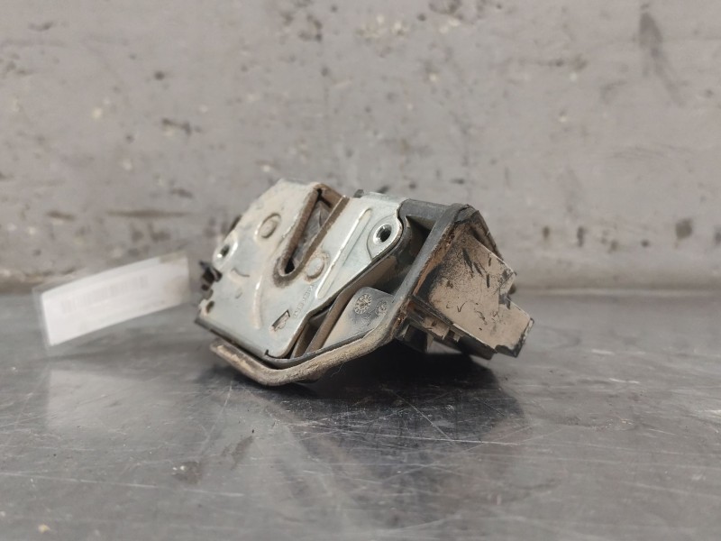 Recambio de cerradura puerta trasera derecha para bmw serie 1 berlina (e81/e87) 120d referencia OEM IAM 7167070  