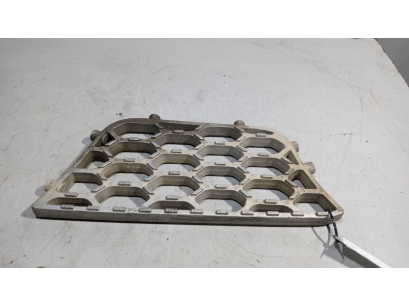 Recambio de peldaño izquierdo para nissan nt500 referencia OEM IAM 96112LC40A  