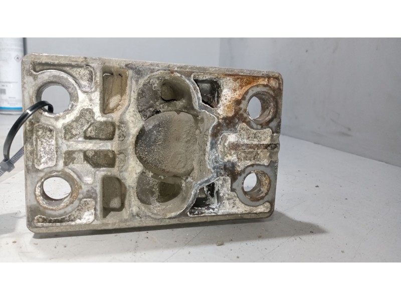 Recambio de soporte guardabarros trasero para volvo fh xxx 12.8 diesel referencia OEM IAM   