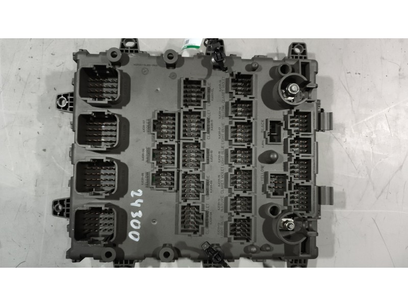 Recambio de caja reles / fusibles para renault magnum ab 2005 12.8 diesel referencia OEM IAM 5010590677  