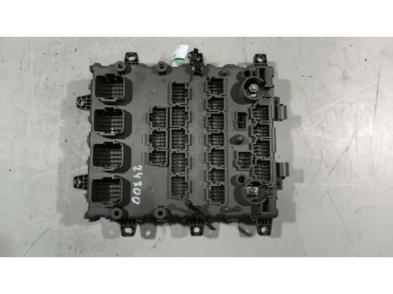 Recambio de caja reles / fusibles para renault magnum ab 2005 12.8 diesel referencia OEM IAM 5010590677  