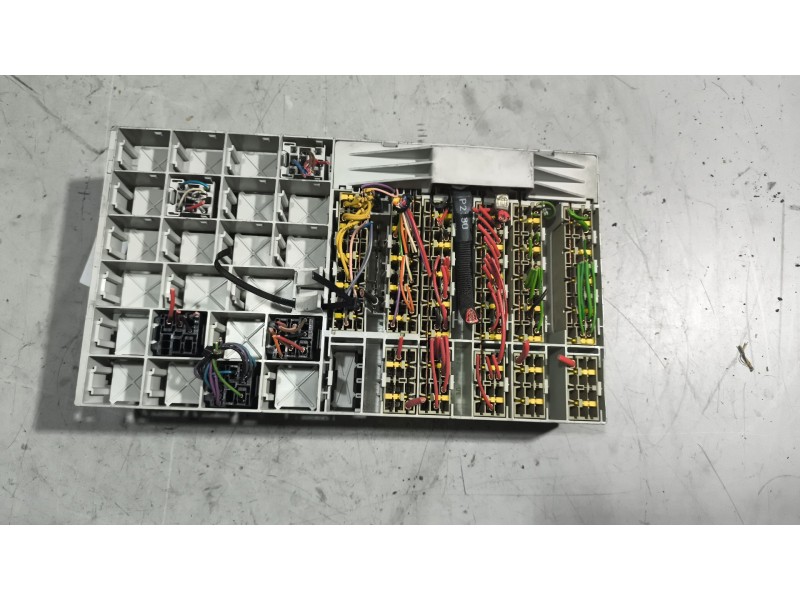 Recambio de caja reles / fusibles para scania r i r 500 referencia OEM IAM 2096304  