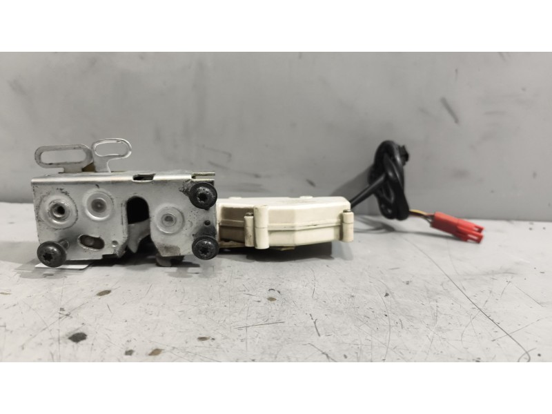 Recambio de cerradura puerta delantera derecha para scania r i r 500 referencia OEM IAM 1940921  