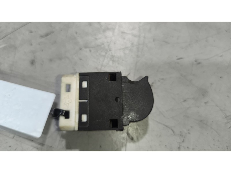 Recambio de mando elevalunas delantero izquierdo para iveco stralis (as) 11.1 diesel referencia OEM IAM 504266733  