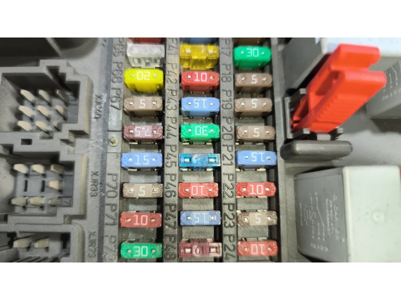 Recambio de caja reles / fusibles para renault magnum ab diesel referencia OEM IAM 7421464562  