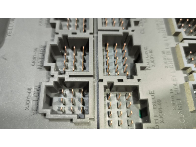 Recambio de caja reles / fusibles para renault magnum ab diesel referencia OEM IAM 7421464562  