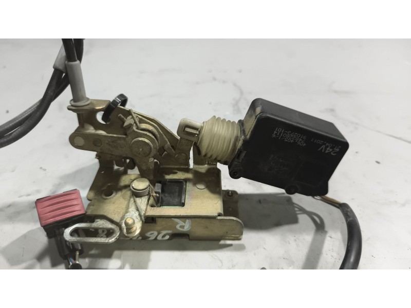 Recambio de cerradura puerta delantera derecha para renault magnum ab diesel referencia OEM IAM 7482280160  