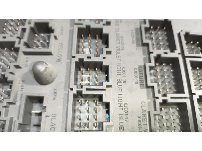 Recambio de caja reles / fusibles para renault magnum ab diesel referencia OEM IAM 7421464562  