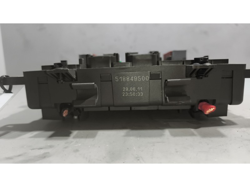 Recambio de caja reles / fusibles para renault magnum ab diesel referencia OEM IAM 7421464562  