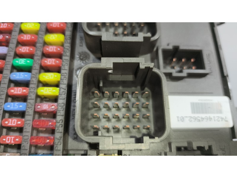 Recambio de caja reles / fusibles para renault magnum ab diesel referencia OEM IAM 7421464562  