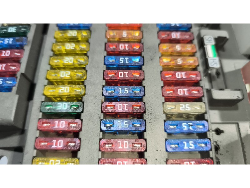 Recambio de caja reles / fusibles para daf serie lf45.xxx desde 06 6.7 diesel referencia OEM IAM 7420792050  