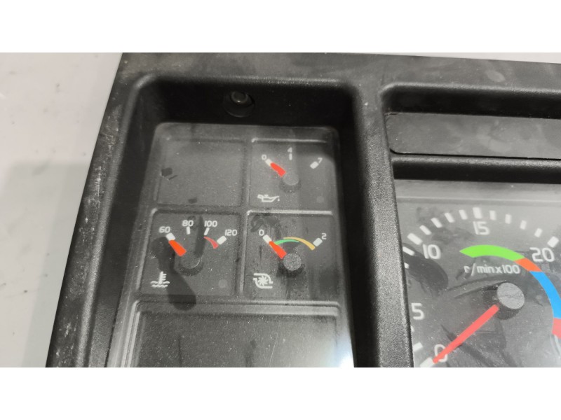 Recambio de cuadro instrumentos para volvo b12b referencia OEM IAM 70329200  