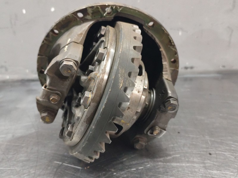 Recambio de diferencial trasero para nissan cabstar 01.04  3.0 diesel referencia OEM IAM 3831169840  