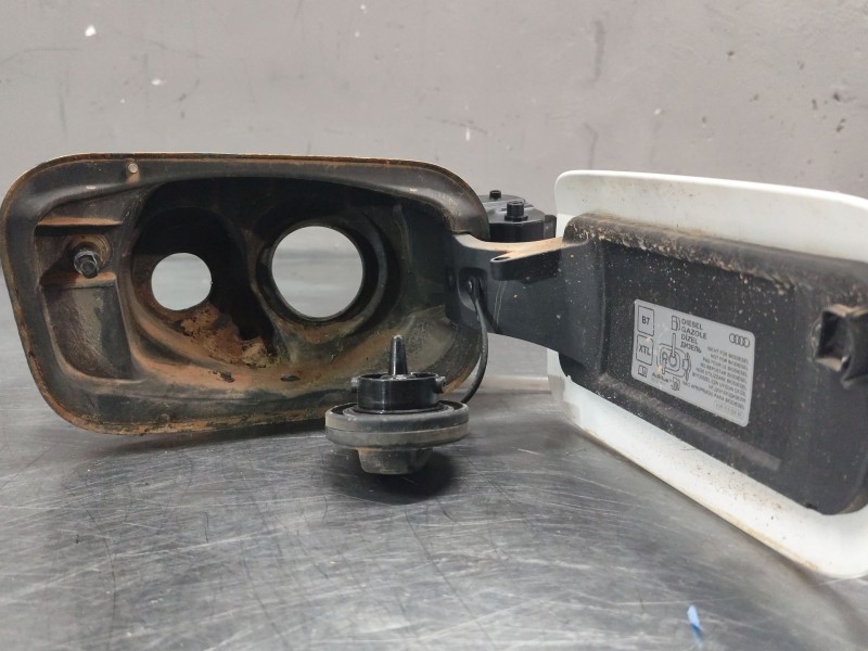Recambio de tapa exterior combustible para audi q3 (f3b) 35 tdi quattro referencia OEM IAM 83A809906  