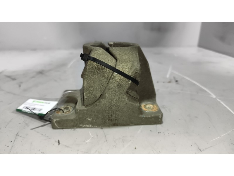 Recambio de soporte guardabarros trasero para renault magnum ab diesel referencia OEM IAM 21213203 21213202 