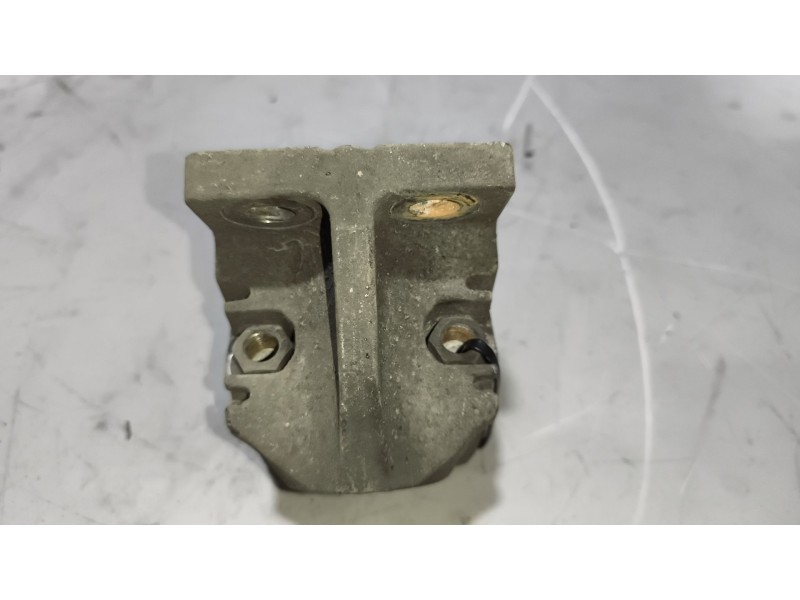 Recambio de soporte guardabarros trasero para renault magnum ab diesel referencia OEM IAM 21213203 21213202 