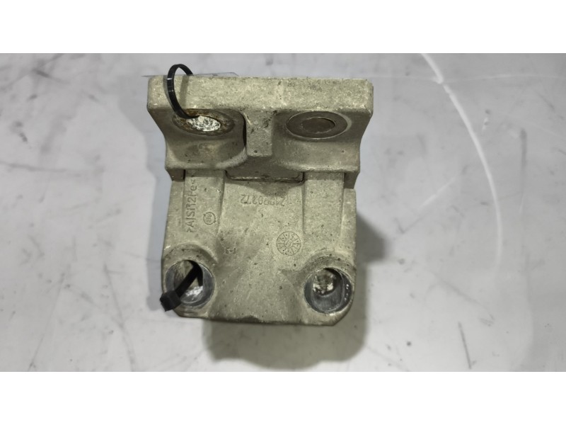 Recambio de soporte guardabarros trasero para renault magnum ab diesel referencia OEM IAM 21213203 21213202 