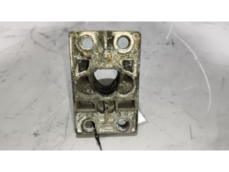 Recambio de soporte guardabarros trasero para renault magnum ab diesel referencia OEM IAM 21213203 21213202 