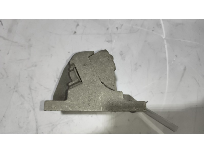 Recambio de soporte guardabarros trasero para renault magnum ab diesel referencia OEM IAM 21213203 21213202 