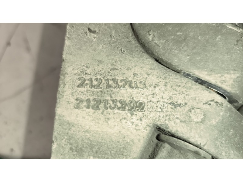 Recambio de soporte guardabarros trasero para renault magnum ab diesel referencia OEM IAM 21213203 21213202 