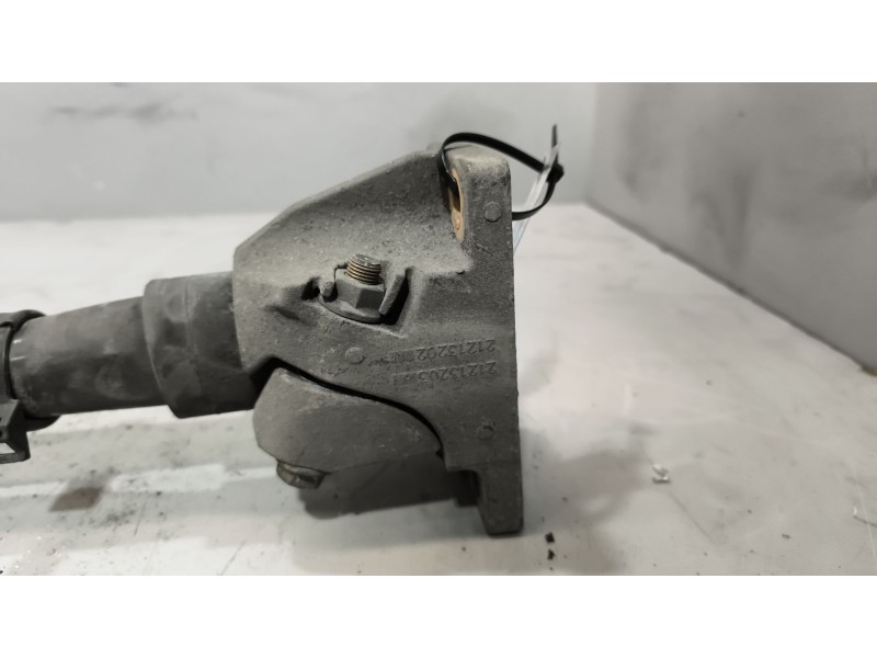 Recambio de soporte guardabarros trasero para renault magnum ab diesel referencia OEM IAM 21213203 21213202 