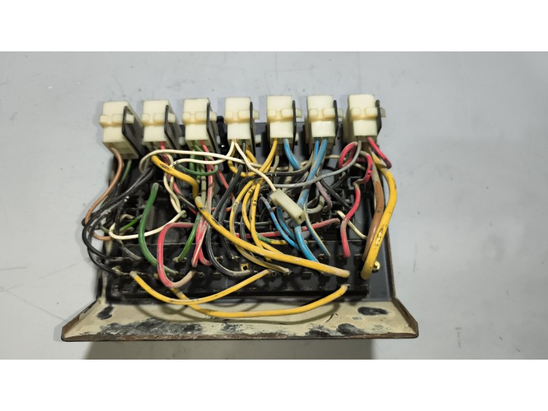 Recambio de caja reles / fusibles para ebro l-35s referencia OEM IAM   