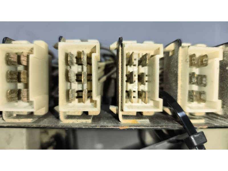 Recambio de caja reles / fusibles para ebro l-35s referencia OEM IAM   