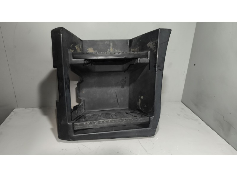 Recambio de peldaño izquierdo para renault serie t 12.8 diesel referencia OEM IAM 82574835  