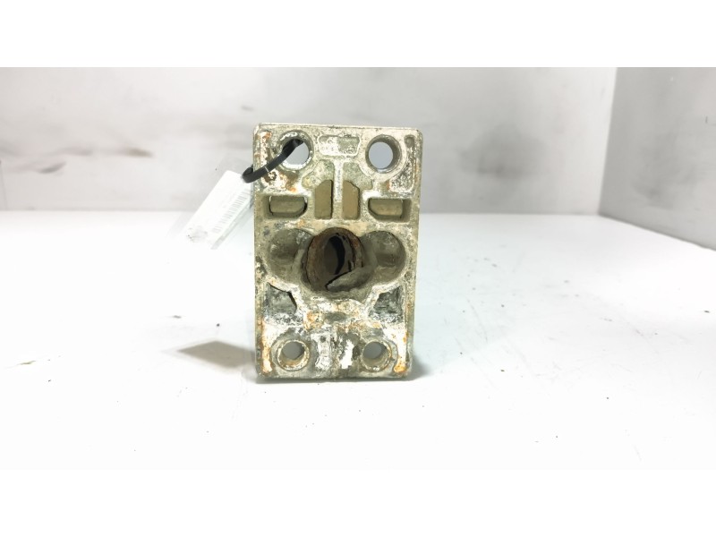 Recambio de soporte guardabarros trasero para renault magnum ab diesel referencia OEM IAM   