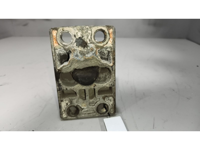 Recambio de soporte guardabarros trasero para renault magnum ab diesel referencia OEM IAM 21213203 21213202 