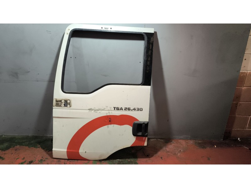 Recambio de puerta delantera izquierda para man tg - a 26.xxx 10.5 diesel referencia OEM IAM 81626004131  