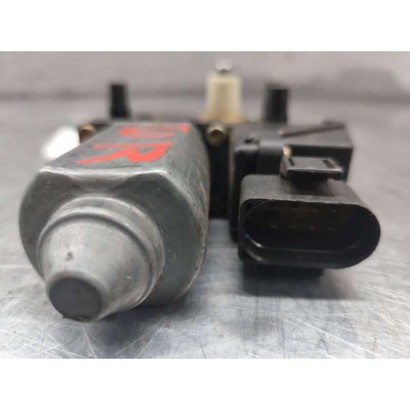 Recambio de motor elevalunas delantero derecho para audi a4 berlina (b5) 1.9 tdi referencia OEM IAM 113846113  