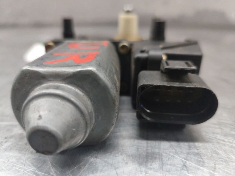 Recambio de motor elevalunas delantero derecho para audi a4 berlina (b5) 1.9 tdi referencia OEM IAM 113846113  