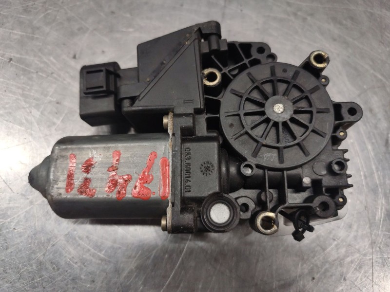 Recambio de motor elevalunas delantero derecho para audi a4 berlina (b5) 1.9 tdi referencia OEM IAM 113846113  